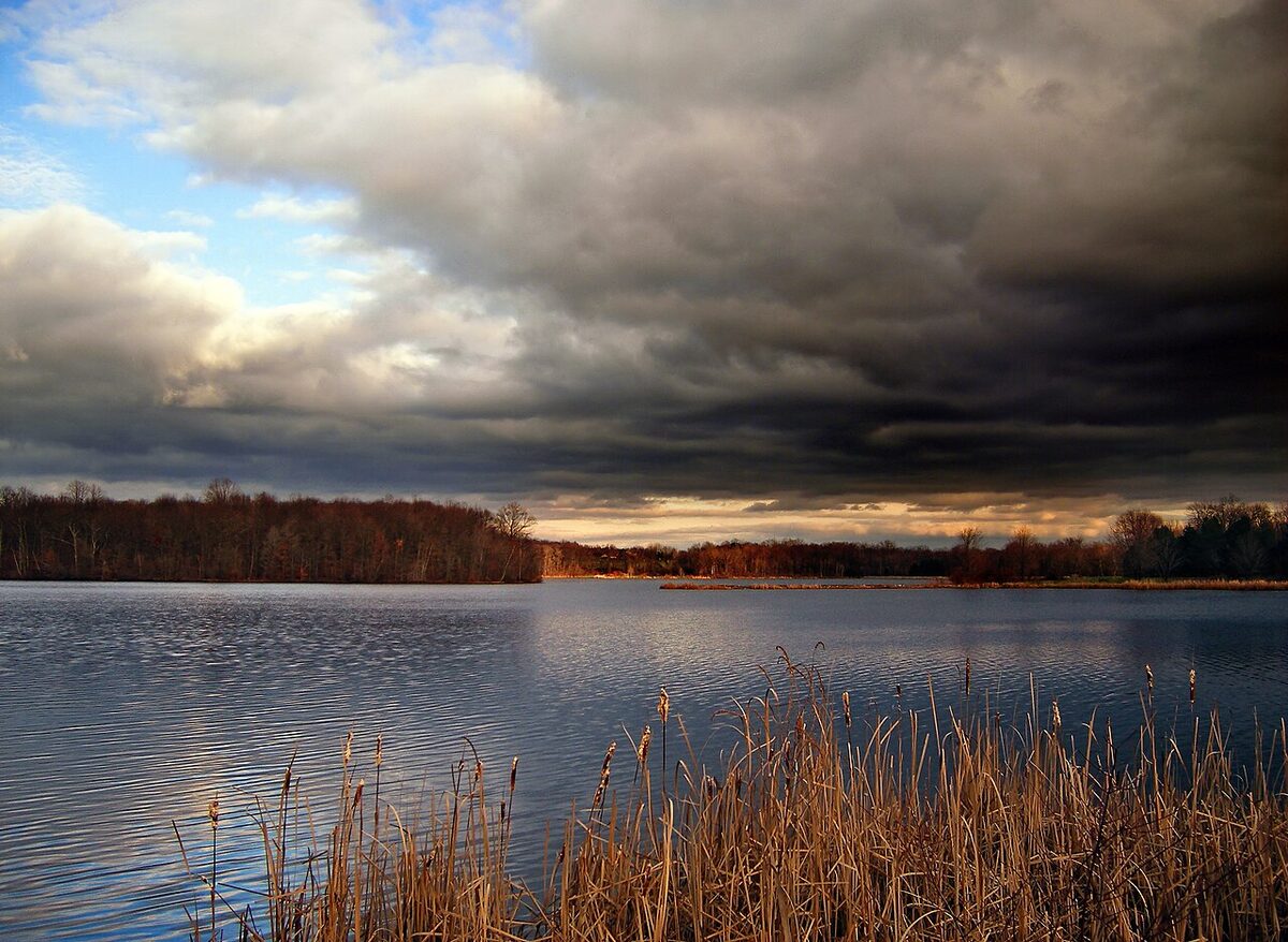 Burzowe chmury nadciągające nad jezioro